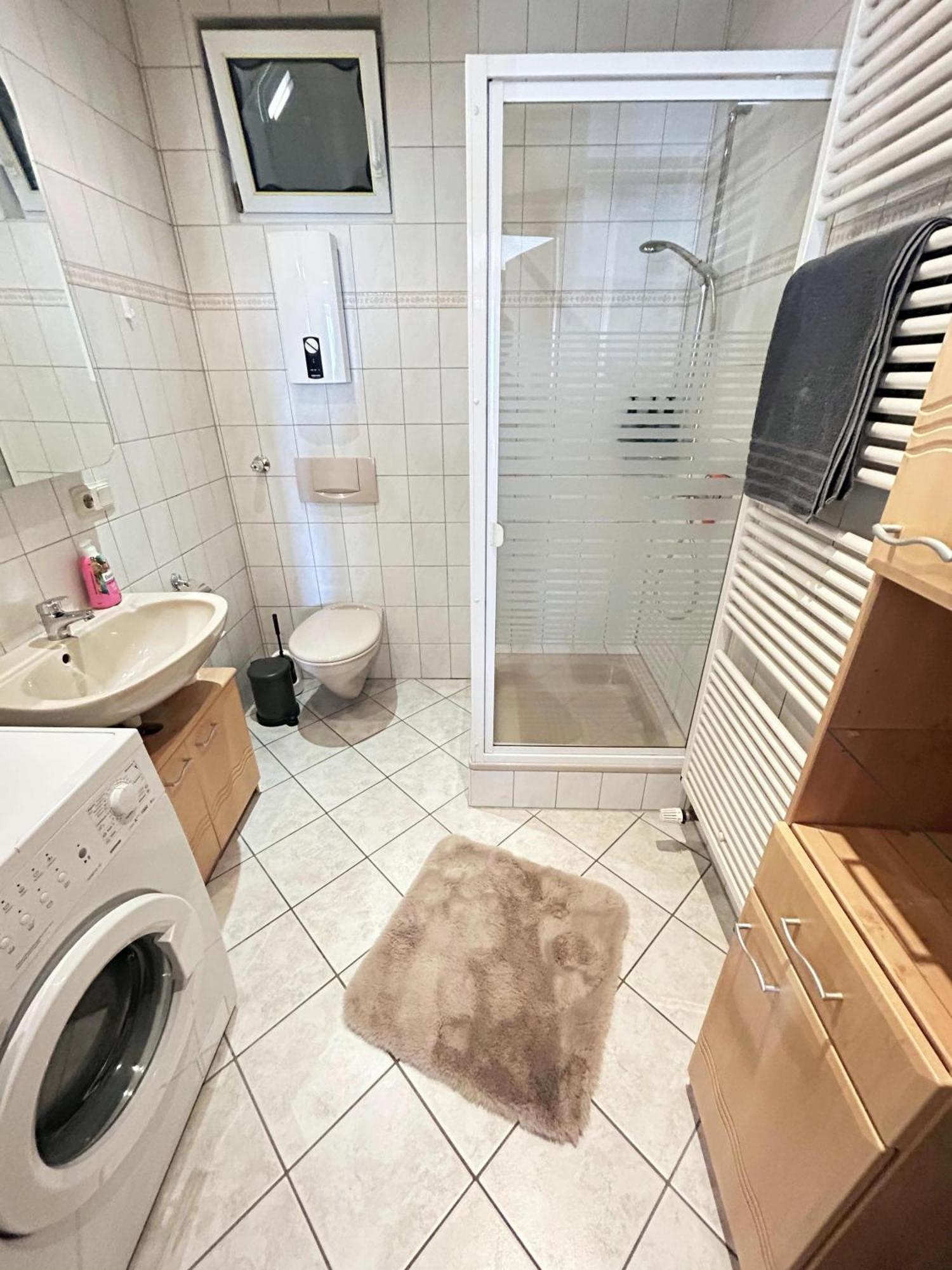 35qm 4 Personen Zentral! Kino! Kueche! Wallbox! Raeder, Eg Apartment *